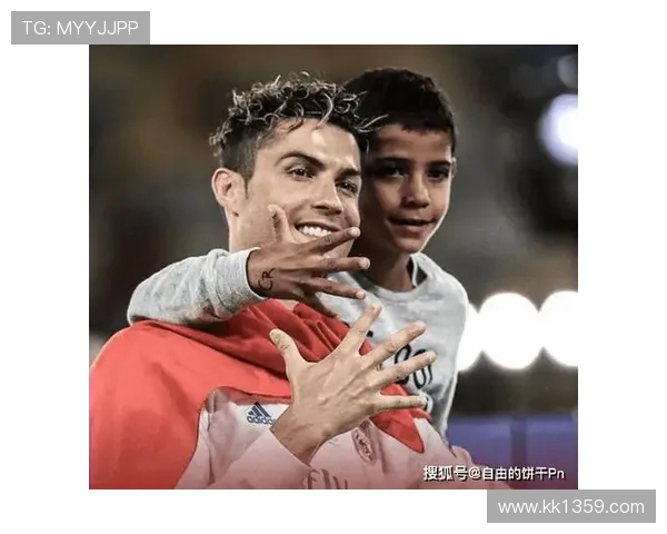 C 罗父亲节晒父子合照!迷你罗身高逼近父亲,黑指甲油细节引热议