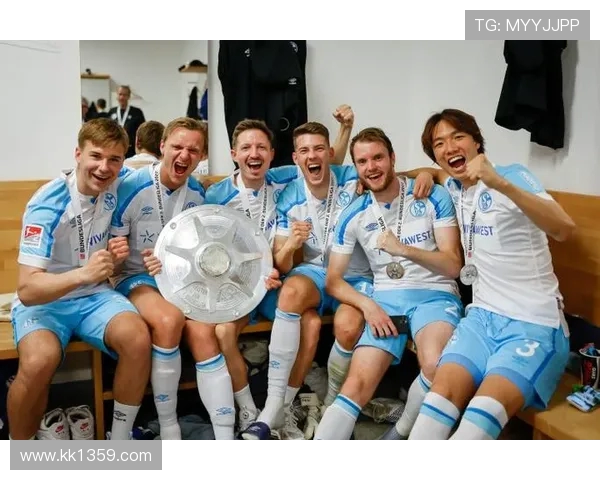 沙尔克官宣签下 22 岁德国中场法齐，合同至 2029 年