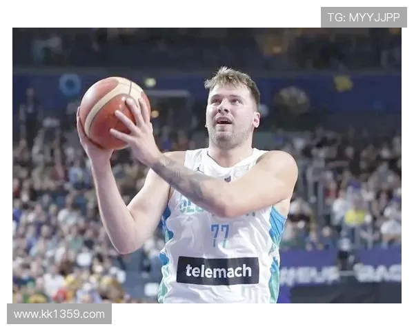 🔥东契奇惊现魔鬼瘦身！球衣号码从 077 缩水成 7，球迷惊呼认不出！🔥(2)